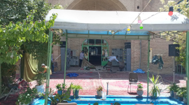 آماده سازی و آذین بندی صحن مسجد شریف الملک برای برپایی جشن شب عید سعید غدیر در فضای باز آماده سازی و آذین بندی صحن مسجد شریف الملک برای برپایی جشن شب عید سعید غدیر در فضای باز